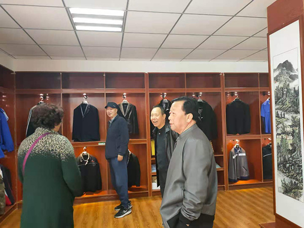甘肅省文史館原館長(zhǎng)劉醒初、 隴南市政協(xié)原副主席張俊蘭一行到蘭州耐特服飾有限公司隴南生產(chǎn)基地參觀(guān)